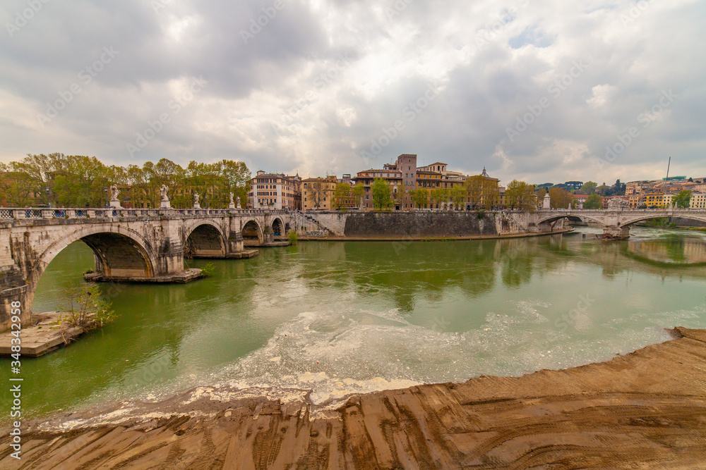 Obraz premium Veduta del fiume Tevere presso Castel Sant'Angelo, Roma, Italia
