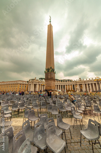 Il famoso obelisco in Piazza San Pietro a Roma, Italia, in una giornata nuvolosa e cupa photo