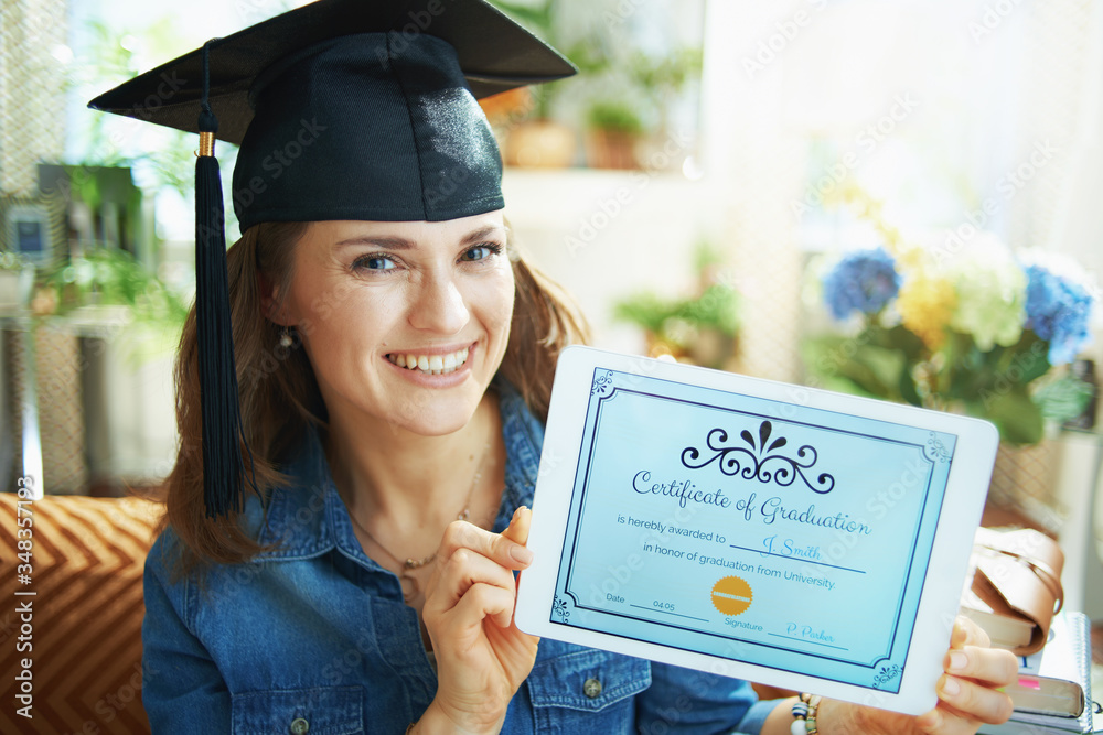 Woman With Graduation Cap Showing Certificate Of Graduation Foto De woman-with-graduation-cap-showing-certificate-of-graduation-foto-de