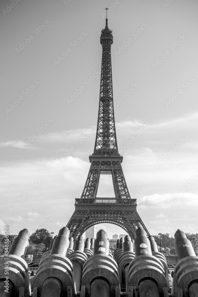 Obraz premium Eye level view the Eiffel tower