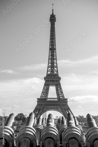 Fototapeta Naklejka Na Ścianę i Meble -  Eye level view the Eiffel tower