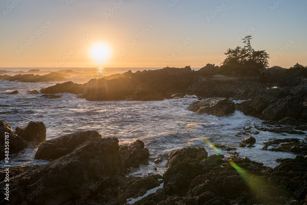 Obraz premium Turbulent surf at sunset on the West Coast of Vancouver Island, Canada.