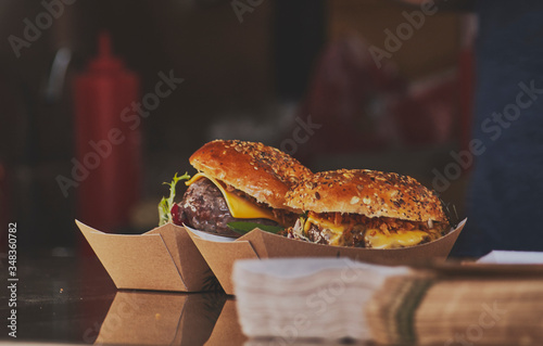 Dos hamburguesas para llevar y comer en la calle