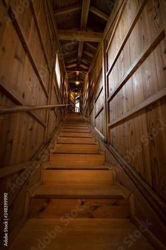 日本　廊下の長く急な階段 © masahiro
