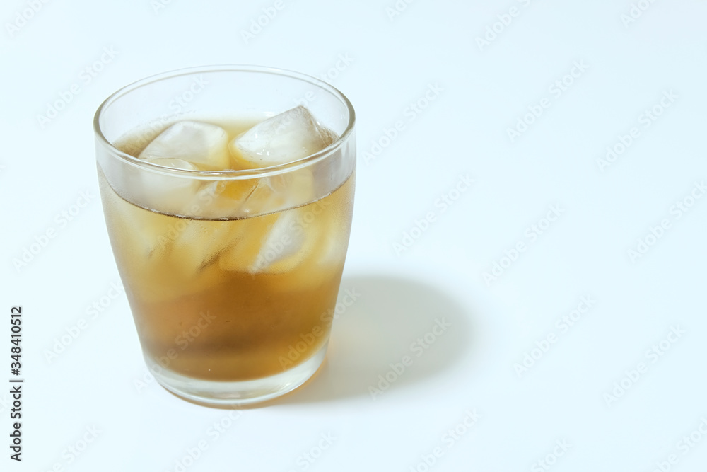 グラスに入った麦茶 グラスに入った麦茶