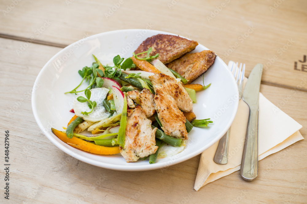 Kurczak grillowany z warzywami, sałatka, pyszny obiad lub lunch. 