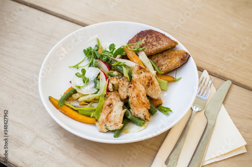 Kurczak grillowany z warzywami  sa  atka  pyszny obiad lub lunch. 