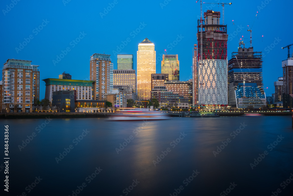 Fototapeta premium Long exposure, Canary Wharf with new development in London at night