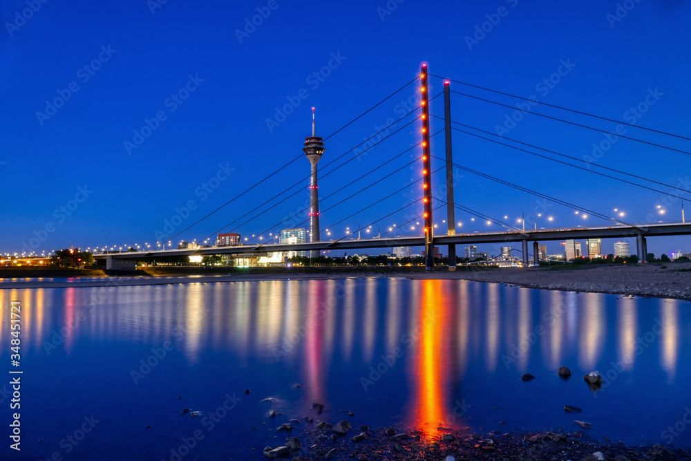 Rheinbrücke und Panorama von Düsseldorf bei Nacht