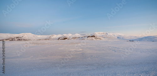 Winterlandschaft in Island-Banner mit schneebedeckten Bergen