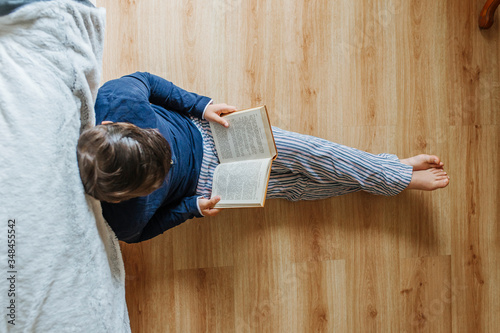 Niño leyendo en casa habitación aprendiendo lectura photo