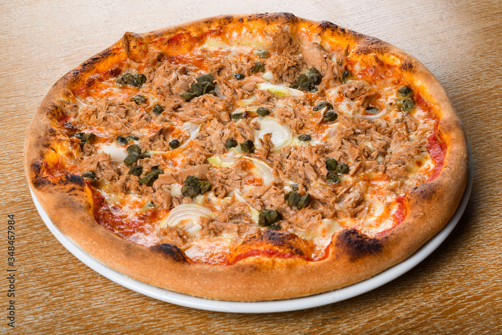 pizza tonno e cipolla: this traditional pizza variety is topped with tomato sauce, mozzarella, tuna