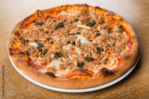 pizza tonno e cipolla  this traditional pizza variety is topped with tomato sauce  mozzarella  tuna