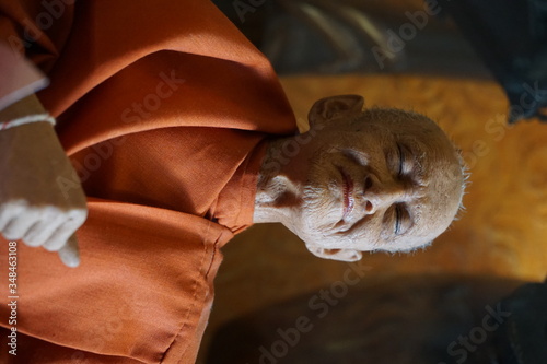 Obraz na płótnie Realistic portrait, sculpture of the Dalai Lama in the temple