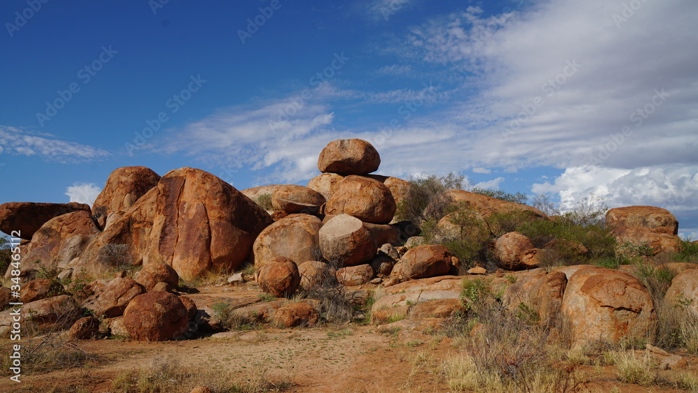 Teufels Murmeln (Devil's Marbles) bei Davenport, Australien, es handelt sich um Sandsteinfelsen, die durch Sonne und Wasser zum Teil kugelrund geformt wurden. Die Eingeborenen halten sie aber für Eier