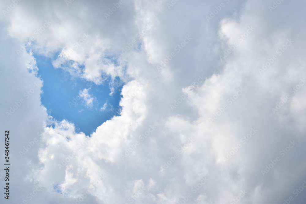 Obraz premium A large cloud covering the sky. 