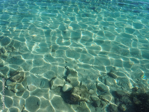 vista del mar de una playa de Mallorca con aguas cristailnas y mar en calma. Concepto de vacaciones verano y relax 