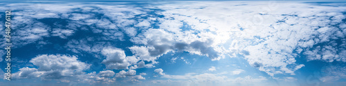 Nahtloses Panorama mit blau-wei  em Himmel 360-Grad-Ansicht mit sch  nen Cumulus-Wolken zur Verwendung in 3D-Grafiken als Himmelskuppel oder zur Nachbearbeitung von Drohnenaufnahmen