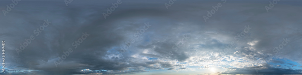 Obraz premium Nahtloses Himmel-Panorama als 360-Grad-Ansicht mit dunklen Regenwolken zur Verwendung in 3D-Grafiken als Himmelskuppel oder zur Nachbearbeitung von Drohnenaufnahmen
