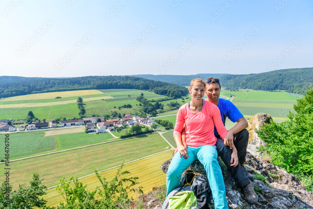 Gutgelauntes Paar genießt die herrliche Aussicht beim Wandern