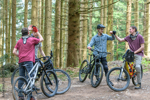 Mountainbiker freuen sich miteinander im Bike-Park