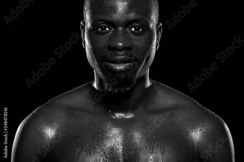 Hombre de raza negra sobre fondo negro