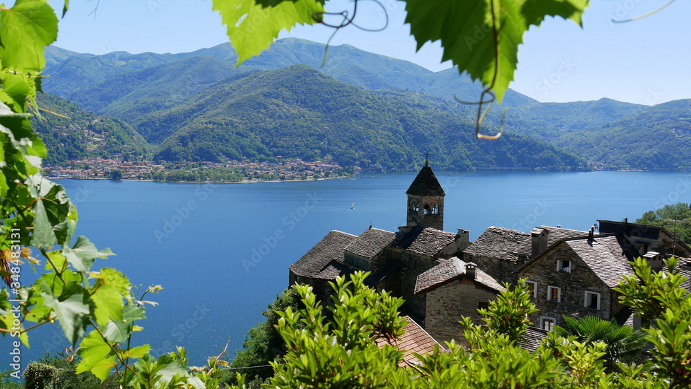Αυτοκόλλητο Blick von Carmine auf den Lago Maggiore und Luino und die umliegenden Berge bei