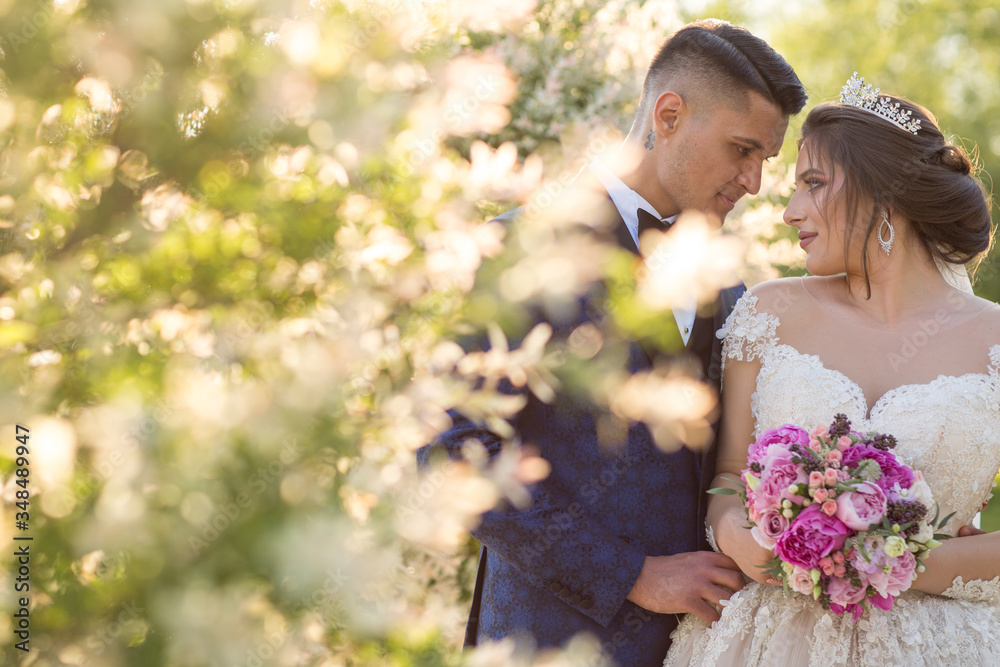Obraz premium beautiful bride and groom posing in the park