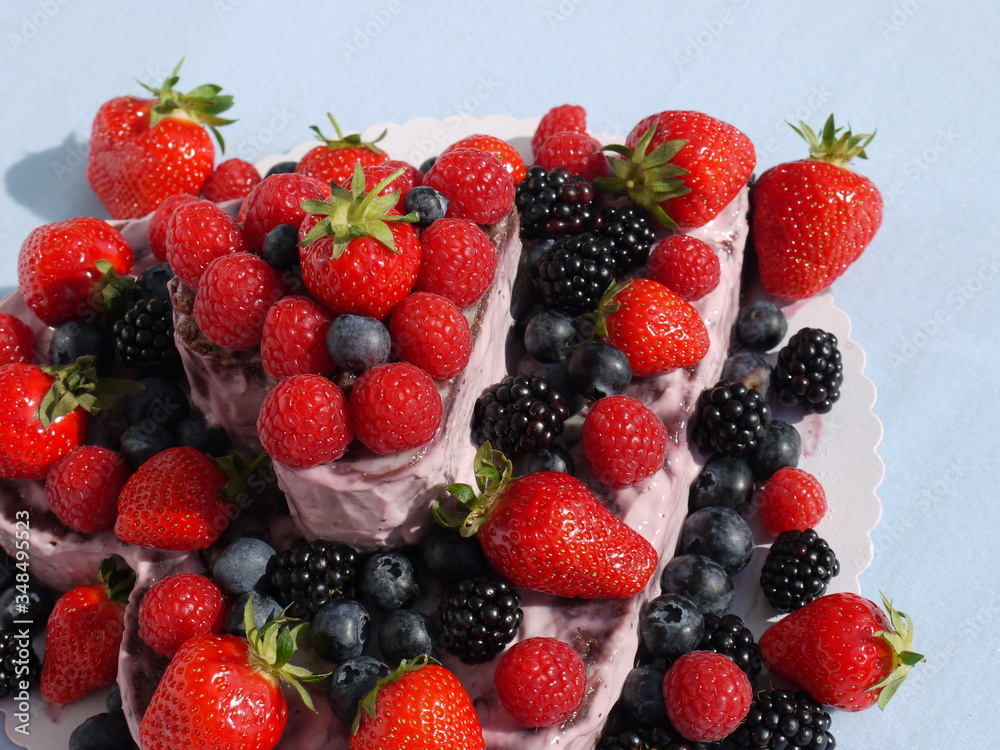 Obraz premium Die Waldfrucht-Torte