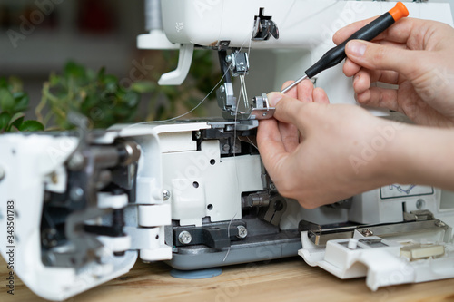 Fotografie repair of sewing equipment, overlock
