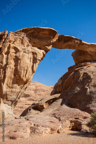 Arco nella roccia nel deserto Wadi Rum, in Giordania