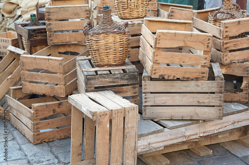 cajas antiguas de madera en el mercado