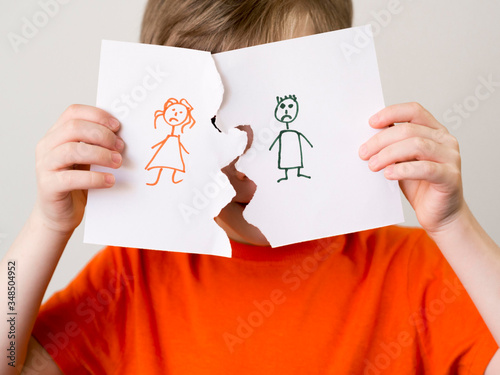 Fényképezés Kid with separated family draw