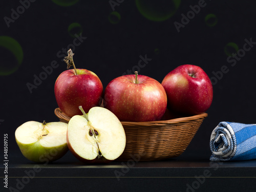Fotografie panier de pommes rouges Jonaprince avec découpe en gros plan