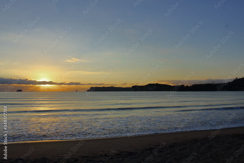 Sonnenaufgang am Meer in Whititanga NZ