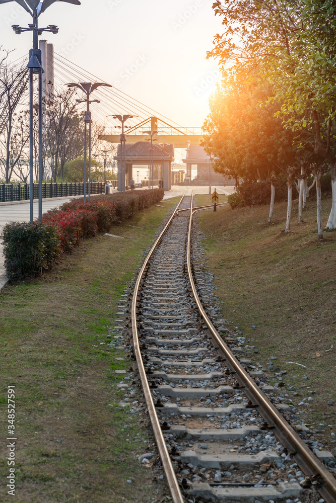 Obraz premium Cargo train platform at sunset with container