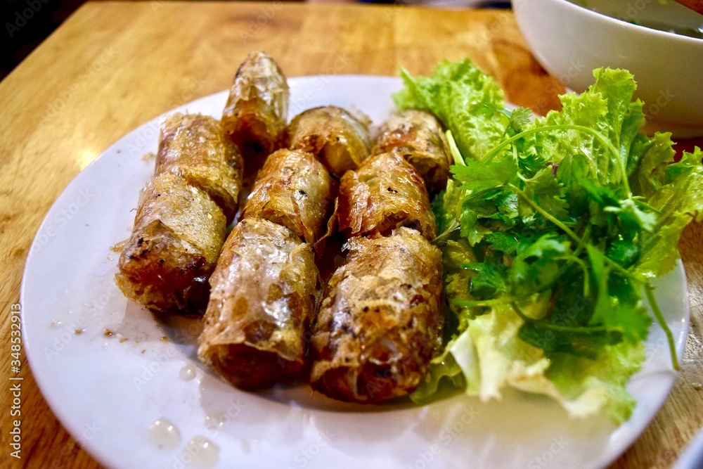 ハノイのレストラン。春巻き