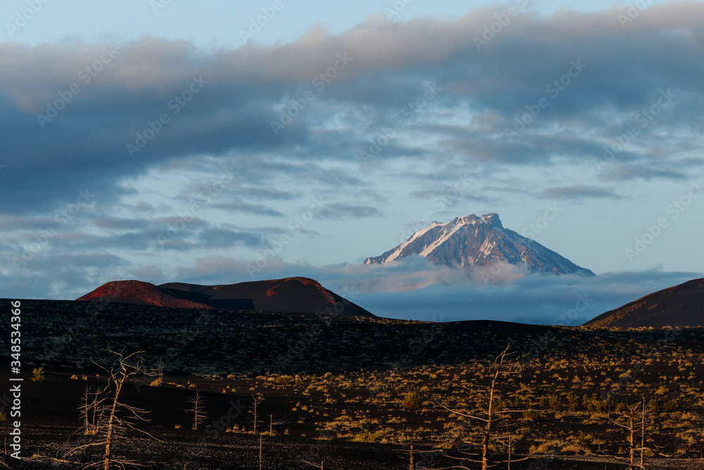 Obraz premium Volcano Big Udine. Kamchatka peninsula