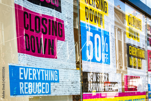 Tableau sur toile Retail store closing down 'reduced, everything must go' signs in shop window