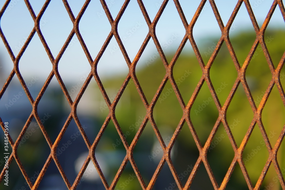 Fototapeta premium 錆びたフェンスの写真です。