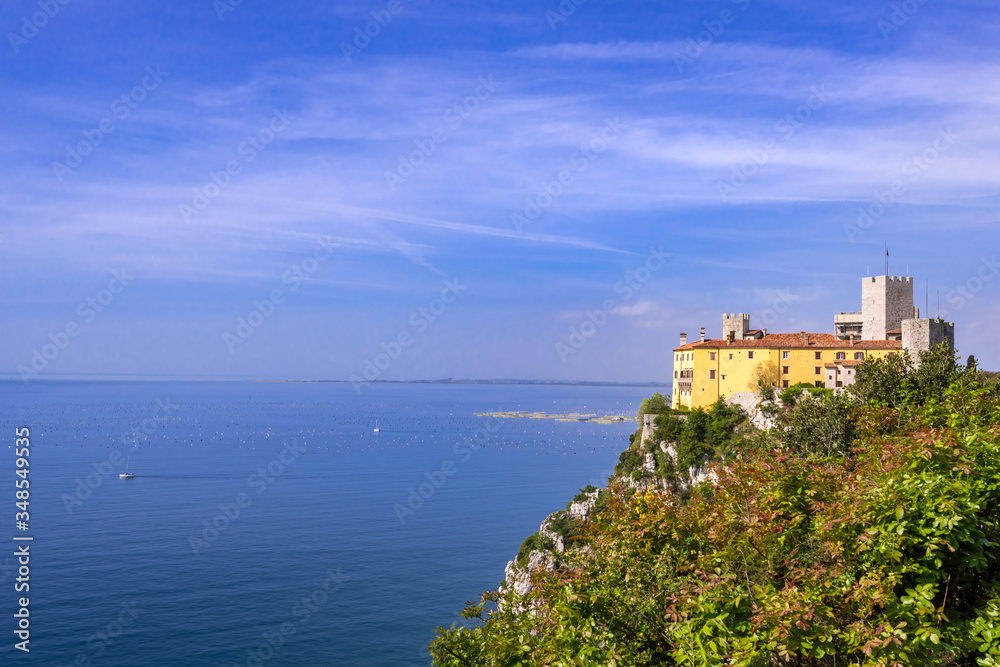 Das Schloss Miramare am Adriatischen Meer bei Triest in Italien