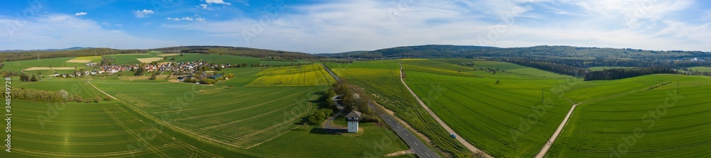 Panoramaaufnahme dr Landschaft im Taunus/Deutschland mit einem römischen Wachturm am Limes