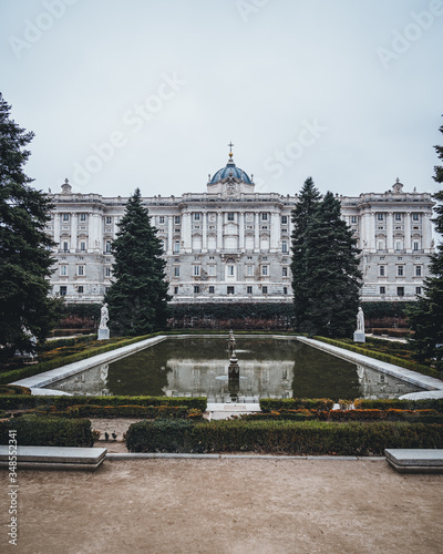  Vista traseira do palácio Real em Madrid