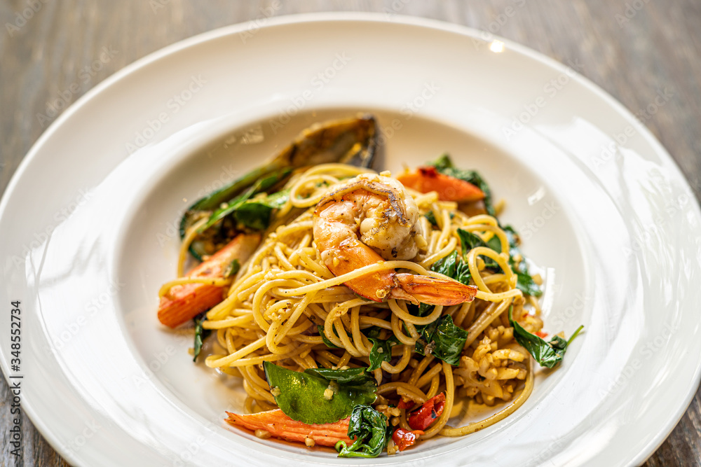 Stir Fried Spaghetti with Shrimp With spaghetti noodles Put on the table in a European restaurant