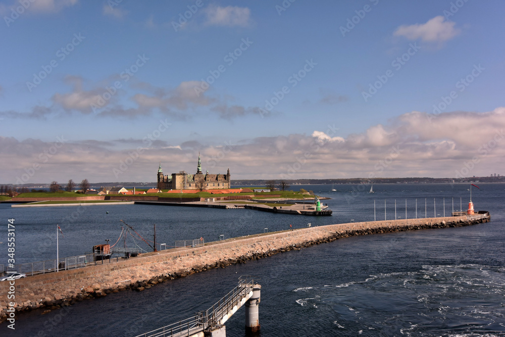 ハムレットの城、クロンボー城、スウェーデンへのフェリーからの眺め。ヘルシンオア、デンマーク。The view of Kronborg Castle from a ferry for Sweden. The casle is home of Shakespeare's Hamlet in Helsingor, Denmark. 