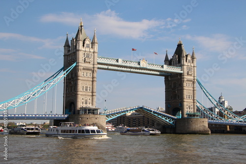 Puenete de la torre de Londres dejando paso (2/5)