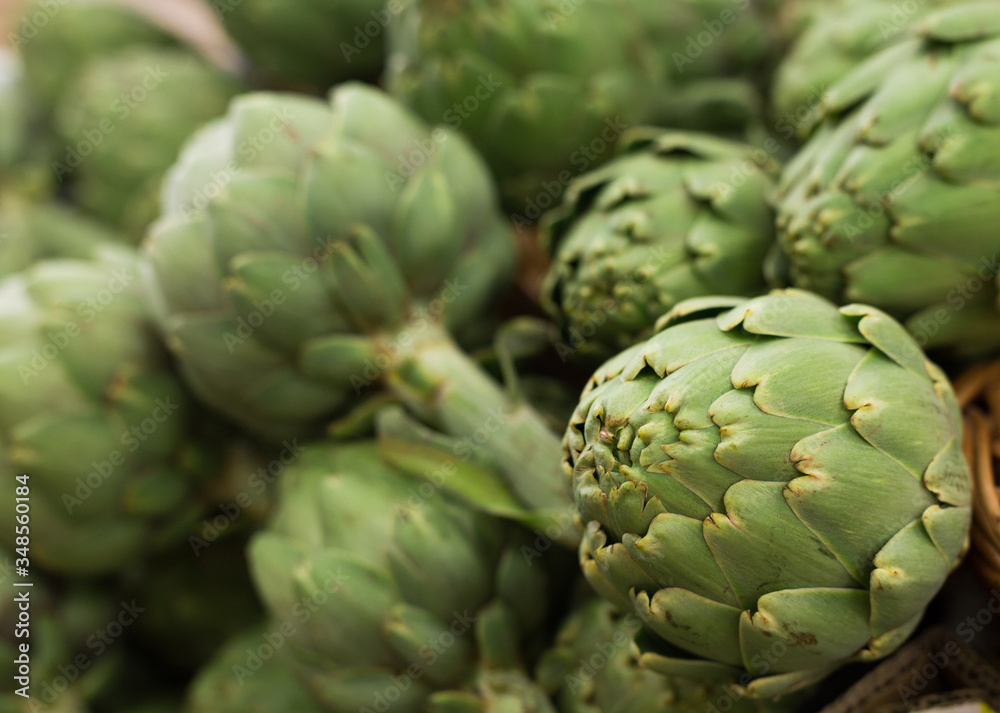 Obraz premium Fresh artichokes on market counter