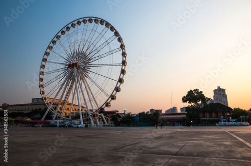  Ferris wheel at Asiatique The Riverfront in Bangkok, Thailand © Cesare Palma