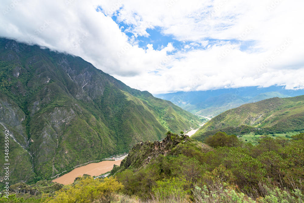Naklejka premium China, Yunnan Sheng, Diqing Zangzuzizhizhou, Wanderung (2 Tages Tour) zur Tigersprung-Schlucht des Jangtse Flusses, Bergkette neben dem Jangtse Fluss