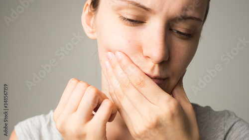 woman feels pain in her teeth